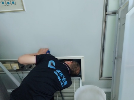 中央空調清洗麻煩嗎 需要請專業(yè)人員嗎